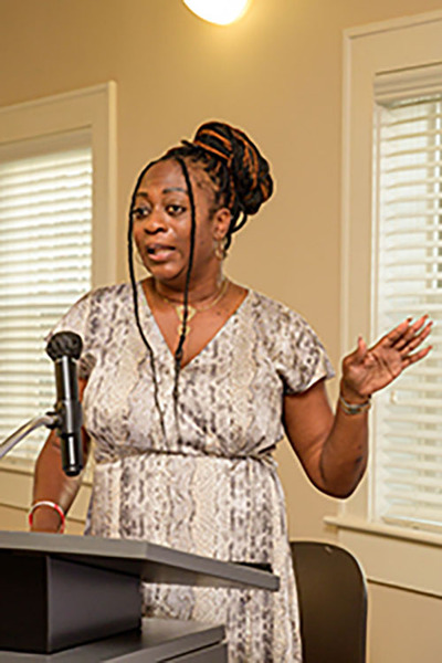 DellaRobinson.jpg Della Robinson speaking at the podium